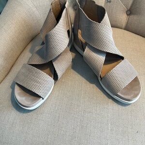Eileen Fisher sport Sandal, Light Taupe suede, 9, EUC.